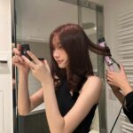 Yuka Ogura Instagram - スキンケアについて 工程ごとに それぞれ1番お気に入り、もしくはよく使うものについて説明🙆‍♀️🙆‍♀️ 1枚目 化粧水 HABAのGローション どんなに肌が弱ってる時に使ってもしみない！！大好き！！ いい意味で余計なものが何も入ってないからパック前の水分補給にもいい。 他のは乾燥した時用のミストとか ちょっと美白ケアしたいなって時にいろいろ お試し中 2枚目 みんな大好きラロッシュポゼのパック 日本で未発売なので紹介するか迷ったけど もう少しで販売される噂があるので一応載せときます 3枚目 美容液 あんまり肌に栄養をいっぱい与えるのは合わないから美容液自体にこだわりは少ないけど CHANELの美容液は使った次の日何となく明るいかも？ってなるので刺激にならないように肌の調子がいい日だけたまに使う 4枚目 クリーム・乳液 ドゥラメールは使うのと使わないのとでは全く違う潤い。 が、量が多いとポツポツとニキビっぽいのができるから薄ーくぬる 乳液はクリームを使うならいらないと思うから ここ3年くらい使ってない 敏感肌で皮膚が薄くて乾燥しやすいけど色々使うとしみちゃうような人にはおすすめのラインナップだよ🫶🏼👍 #スキンケア #投稿主お疲れ