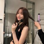 Yuka Ogura Instagram - スキンケアについて 工程ごとに それぞれ1番お気に入り、もしくはよく使うものについて説明🙆‍♀️🙆‍♀️ 1枚目 化粧水 HABAのGローション どんなに肌が弱ってる時に使ってもしみない！！大好き！！ いい意味で余計なものが何も入ってないからパック前の水分補給にもいい。 他のは乾燥した時用のミストとか ちょっと美白ケアしたいなって時にいろいろ お試し中 2枚目 みんな大好きラロッシュポゼのパック 日本で未発売なので紹介するか迷ったけど もう少しで販売される噂があるので一応載せときます 3枚目 美容液 あんまり肌に栄養をいっぱい与えるのは合わないから美容液自体にこだわりは少ないけど CHANELの美容液は使った次の日何となく明るいかも？ってなるので刺激にならないように肌の調子がいい日だけたまに使う 4枚目 クリーム・乳液 ドゥラメールは使うのと使わないのとでは全く違う潤い。 が、量が多いとポツポツとニキビっぽいのができるから薄ーくぬる 乳液はクリームを使うならいらないと思うから ここ3年くらい使ってない 敏感肌で皮膚が薄くて乾燥しやすいけど色々使うとしみちゃうような人にはおすすめのラインナップだよ🫶🏼👍 #スキンケア #投稿主お疲れ