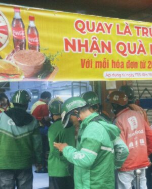 Yukari Taki Instagram - 初ベトナムの旅🇻🇳✈︎
道路を渡るのに一苦労な私
ワンコたちはなんのその
ギリギリを攻める
運転スキルに脱帽なホーチミンの街😳
思い出ちょこちょこ載せてこっ!!

#ベトナム #ホーチミン #旅行 #旅
#Vietnam #HoChiMinh #trip 
#食べ歩きの旅 #たまごっち