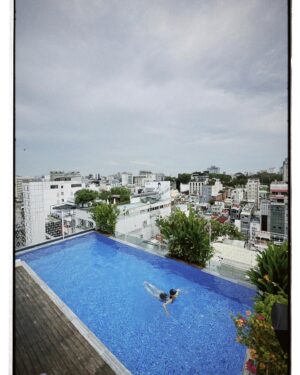 Yukari Taki Instagram - 初ベトナムの旅🇻🇳✈︎
道路を渡るのに一苦労な私
ワンコたちはなんのその
ギリギリを攻める
運転スキルに脱帽なホーチミンの街😳
思い出ちょこちょこ載せてこっ!!

#ベトナム #ホーチミン #旅行 #旅
#Vietnam #HoChiMinh #trip 
#食べ歩きの旅 #たまごっち