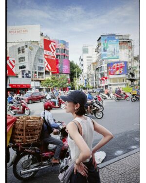 Yukari Taki Instagram - 初ベトナムの旅🇻🇳✈︎
道路を渡るのに一苦労な私
ワンコたちはなんのその
ギリギリを攻める
運転スキルに脱帽なホーチミンの街😳
思い出ちょこちょこ載せてこっ!!

#ベトナム #ホーチミン #旅行 #旅
#Vietnam #HoChiMinh #trip 
#食べ歩きの旅 #たまごっち