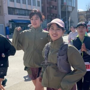 Yuki Mihara Instagram - 名古屋ウィメンズマラソン
42.195km 完走🏅🩵

この大会、8回目の完走！だけど
出産してからも完走できた今回は
今までとはまた全然意味も感動も違うんだ☺️

みなみも9回目の完走だね！
毎回足を痛めても、走り続けるみなみ🥹
この8年のうちに私たちの生活もライフステージも大きく変わったけど、続けてるってすごくない？✌️

われらがGOGIRLも
出走した総勢45名、全員完走👏😭🩵
みんな、すばらしすぎる。感動です！

それぞれのドラマがある42.195km。
やっぱマラソンっていいよな〜と
思ってしまいました！

ボランティアの皆さん、沿道で応援してくれた皆さん、たくさんサポートしてくださったNewBalanceとBOOMERのみなさんのおかげです。ありがとうございました！！