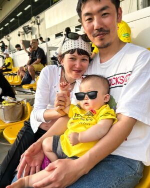 Yuki Mihara Instagram - きょうのレイソル観戦スタイル⚽️
この90年代のキャップがかぶりたかった☝️サイドのディスクをカチカチ回してサイズを調整するディスクシステム搭載！懐 
こちらは @jyuyonsai で購入。お店に昔のJリーグもの、結構ありました！ヴィンテージのレイソルグッズを探しはじめようかな〜

今日はかなり暑くて、たびたび裏に逃げながらだったけど。おしゃ夫婦と観戦できて嬉しかった🫶💕次節も応援応援🔥☀️🔥