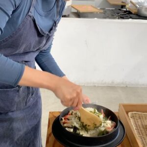 Yuki Mihara Instagram - 愛読レシピ本「食べる美容」著者
茂田さん @masakazushigeta の
お料理レッスンへ！梅雨のメニュー。

ただ作るだけじゃなく、代わりの食材とかいろんなアイデアをもらえるからレッスンは楽しい。からだのお悩み別・栄養素がとれる食材、しっかりメモりました。仲良しのみんなで作るの楽しかったし、茂田さんの和食が好みすぎる🤤🩵海藻豆腐なんて、週一で作りたいね。釜浅のこの羽釜もかなりほしぃ。。

そんな私は副鼻腔炎になったし、久しぶりに体重計乗ったら結構痩せちゃってるし、産後ヘアで髪型がきまらんし、って感じだけど、ご飯はかな〜りもりもりしっかり食べてます🌟