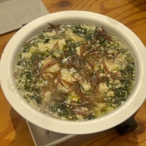 Yuki Mihara Instagram - 愛読レシピ本「食べる美容」著者
茂田さん @masakazushigeta の
お料理レッスンへ！梅雨のメニュー。

ただ作るだけじゃなく、代わりの食材とかいろんなアイデアをもらえるからレッスンは楽しい。からだのお悩み別・栄養素がとれる食材、しっかりメモりました。仲良しのみんなで作るの楽しかったし、茂田さんの和食が好みすぎる🤤🩵海藻豆腐なんて、週一で作りたいね。釜浅のこの羽釜もかなりほしぃ。。

そんな私は副鼻腔炎になったし、久しぶりに体重計乗ったら結構痩せちゃってるし、産後ヘアで髪型がきまらんし、って感じだけど、ご飯はかな〜りもりもりしっかり食べてます🌟