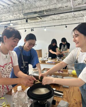 Yuki Mihara Instagram - 愛読レシピ本「食べる美容」著者
茂田さん @masakazushigeta の
お料理レッスンへ！梅雨のメニュー。

ただ作るだけじゃなく、代わりの食材とかいろんなアイデアをもらえるからレッスンは楽しい。からだのお悩み別・栄養素がとれる食材、しっかりメモりました。仲良しのみんなで作るの楽しかったし、茂田さんの和食が好みすぎる🤤🩵海藻豆腐なんて、週一で作りたいね。釜浅のこの羽釜もかなりほしぃ。。

そんな私は副鼻腔炎になったし、久しぶりに体重計乗ったら結構痩せちゃってるし、産後ヘアで髪型がきまらんし、って感じだけど、ご飯はかな〜りもりもりしっかり食べてます🌟