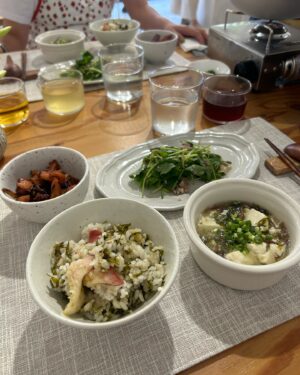 Yuki Mihara Instagram - 愛読レシピ本「食べる美容」著者
茂田さん @masakazushigeta の
お料理レッスンへ！梅雨のメニュー。

ただ作るだけじゃなく、代わりの食材とかいろんなアイデアをもらえるからレッスンは楽しい。からだのお悩み別・栄養素がとれる食材、しっかりメモりました。仲良しのみんなで作るの楽しかったし、茂田さんの和食が好みすぎる🤤🩵海藻豆腐なんて、週一で作りたいね。釜浅のこの羽釜もかなりほしぃ。。

そんな私は副鼻腔炎になったし、久しぶりに体重計乗ったら結構痩せちゃってるし、産後ヘアで髪型がきまらんし、って感じだけど、ご飯はかな〜りもりもりしっかり食べてます🌟