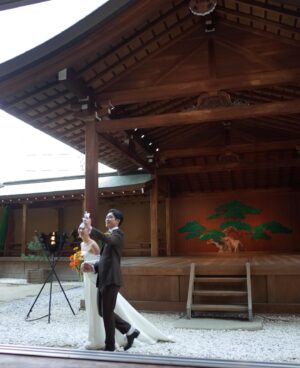 Yuki Mihara Instagram - 思い出すだけで満たされる♡

最強の相方みなみの
結婚式 in 道後温泉♨️🍊

当日は口角上がりっぱなし。
嬉しさが、喜びが一日中爆発していた！
そして結婚式が楽しすぎて、やっぱりみなみってスゲ〜！！って思いました🤣

友人代表スピーチさせてもらえて超嬉しい♡笑
きっとここ7年くらい？ 一番多くの時間を過ごした親友。思い出も面白い話もありすぎるし、みなみの好きなところ、すごいところを上げたらキリがないのですが、みなみのピュアなハートが大好きです。

外から見たら華やかに見える人だろうけど、常にささやかなことにも感動して、人の良いところをすぐに見つけて素直に褒めて、自分は全く飾らず、人のために会社のために、大変なこともどんどんやってのけちゃう人。何年一緒にいてもハッとさせられるし、なんでもできてカッコよくて、目の付け所や発想が面白くて、デカいのに赤ちゃんみたいに可愛いみなみ！笑　

そんなみなみが優しくて魅力的な優一朗と出会って家族になって、大好きなみんなに全力で祝福されている姿、本当に幸せでしかなかった。みんな芸達者すぎてもはやフェスでした。そして温泉街での修学旅行のようなサイコーの一泊二日をありがとう🤘
しっかりYACHAしました。

おばあちゃんになってもよろしくね❣️

安井さん撮影のお写真数枚お借りしました♡