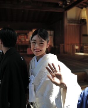 Yuki Mihara Instagram - 思い出すだけで満たされる♡

最強の相方みなみの
結婚式 in 道後温泉♨️🍊

当日は口角上がりっぱなし。
嬉しさが、喜びが一日中爆発していた！
そして結婚式が楽しすぎて、やっぱりみなみってスゲ〜！！って思いました🤣

友人代表スピーチさせてもらえて超嬉しい♡笑
きっとここ7年くらい？ 一番多くの時間を過ごした親友。思い出も面白い話もありすぎるし、みなみの好きなところ、すごいところを上げたらキリがないのですが、みなみのピュアなハートが大好きです。

外から見たら華やかに見える人だろうけど、常にささやかなことにも感動して、人の良いところをすぐに見つけて素直に褒めて、自分は全く飾らず、人のために会社のために、大変なこともどんどんやってのけちゃう人。何年一緒にいてもハッとさせられるし、なんでもできてカッコよくて、目の付け所や発想が面白くて、デカいのに赤ちゃんみたいに可愛いみなみ！笑　

そんなみなみが優しくて魅力的な優一朗と出会って家族になって、大好きなみんなに全力で祝福されている姿、本当に幸せでしかなかった。みんな芸達者すぎてもはやフェスでした。そして温泉街での修学旅行のようなサイコーの一泊二日をありがとう🤘
しっかりYACHAしました。

おばあちゃんになってもよろしくね❣️

安井さん撮影のお写真数枚お借りしました♡