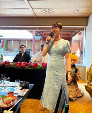 Yuki Mihara Instagram - 思い出すだけで満たされる♡

最強の相方みなみの
結婚式 in 道後温泉♨️🍊

当日は口角上がりっぱなし。
嬉しさが、喜びが一日中爆発していた！
そして結婚式が楽しすぎて、やっぱりみなみってスゲ〜！！って思いました🤣

友人代表スピーチさせてもらえて超嬉しい♡笑
きっとここ7年くらい？ 一番多くの時間を過ごした親友。思い出も面白い話もありすぎるし、みなみの好きなところ、すごいところを上げたらキリがないのですが、みなみのピュアなハートが大好きです。

外から見たら華やかに見える人だろうけど、常にささやかなことにも感動して、人の良いところをすぐに見つけて素直に褒めて、自分は全く飾らず、人のために会社のために、大変なこともどんどんやってのけちゃう人。何年一緒にいてもハッとさせられるし、なんでもできてカッコよくて、目の付け所や発想が面白くて、デカいのに赤ちゃんみたいに可愛いみなみ！笑　

そんなみなみが優しくて魅力的な優一朗と出会って家族になって、大好きなみんなに全力で祝福されている姿、本当に幸せでしかなかった。みんな芸達者すぎてもはやフェスでした。そして温泉街での修学旅行のようなサイコーの一泊二日をありがとう🤘
しっかりYACHAしました。

おばあちゃんになってもよろしくね❣️

安井さん撮影のお写真数枚お借りしました♡