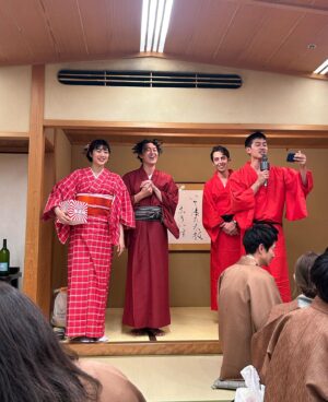 Yuki Mihara Instagram - 思い出すだけで満たされる♡

最強の相方みなみの
結婚式 in 道後温泉♨️🍊

当日は口角上がりっぱなし。
嬉しさが、喜びが一日中爆発していた！
そして結婚式が楽しすぎて、やっぱりみなみってスゲ〜！！って思いました🤣

友人代表スピーチさせてもらえて超嬉しい♡笑
きっとここ7年くらい？ 一番多くの時間を過ごした親友。思い出も面白い話もありすぎるし、みなみの好きなところ、すごいところを上げたらキリがないのですが、みなみのピュアなハートが大好きです。

外から見たら華やかに見える人だろうけど、常にささやかなことにも感動して、人の良いところをすぐに見つけて素直に褒めて、自分は全く飾らず、人のために会社のために、大変なこともどんどんやってのけちゃう人。何年一緒にいてもハッとさせられるし、なんでもできてカッコよくて、目の付け所や発想が面白くて、デカいのに赤ちゃんみたいに可愛いみなみ！笑　

そんなみなみが優しくて魅力的な優一朗と出会って家族になって、大好きなみんなに全力で祝福されている姿、本当に幸せでしかなかった。みんな芸達者すぎてもはやフェスでした。そして温泉街での修学旅行のようなサイコーの一泊二日をありがとう🤘
しっかりYACHAしました。

おばあちゃんになってもよろしくね❣️

安井さん撮影のお写真数枚お借りしました♡