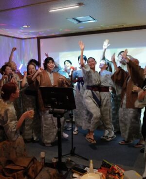 Yuki Mihara Instagram - 思い出すだけで満たされる♡

最強の相方みなみの
結婚式 in 道後温泉♨️🍊

当日は口角上がりっぱなし。
嬉しさが、喜びが一日中爆発していた！
そして結婚式が楽しすぎて、やっぱりみなみってスゲ〜！！って思いました🤣

友人代表スピーチさせてもらえて超嬉しい♡笑
きっとここ7年くらい？ 一番多くの時間を過ごした親友。思い出も面白い話もありすぎるし、みなみの好きなところ、すごいところを上げたらキリがないのですが、みなみのピュアなハートが大好きです。

外から見たら華やかに見える人だろうけど、常にささやかなことにも感動して、人の良いところをすぐに見つけて素直に褒めて、自分は全く飾らず、人のために会社のために、大変なこともどんどんやってのけちゃう人。何年一緒にいてもハッとさせられるし、なんでもできてカッコよくて、目の付け所や発想が面白くて、デカいのに赤ちゃんみたいに可愛いみなみ！笑　

そんなみなみが優しくて魅力的な優一朗と出会って家族になって、大好きなみんなに全力で祝福されている姿、本当に幸せでしかなかった。みんな芸達者すぎてもはやフェスでした。そして温泉街での修学旅行のようなサイコーの一泊二日をありがとう🤘
しっかりYACHAしました。

おばあちゃんになってもよろしくね❣️

安井さん撮影のお写真数枚お借りしました♡