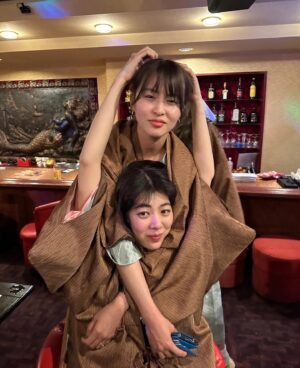 Yuki Mihara Instagram - 思い出すだけで満たされる♡

最強の相方みなみの
結婚式 in 道後温泉♨️🍊

当日は口角上がりっぱなし。
嬉しさが、喜びが一日中爆発していた！
そして結婚式が楽しすぎて、やっぱりみなみってスゲ〜！！って思いました🤣

友人代表スピーチさせてもらえて超嬉しい♡笑
きっとここ7年くらい？ 一番多くの時間を過ごした親友。思い出も面白い話もありすぎるし、みなみの好きなところ、すごいところを上げたらキリがないのですが、みなみのピュアなハートが大好きです。

外から見たら華やかに見える人だろうけど、常にささやかなことにも感動して、人の良いところをすぐに見つけて素直に褒めて、自分は全く飾らず、人のために会社のために、大変なこともどんどんやってのけちゃう人。何年一緒にいてもハッとさせられるし、なんでもできてカッコよくて、目の付け所や発想が面白くて、デカいのに赤ちゃんみたいに可愛いみなみ！笑　

そんなみなみが優しくて魅力的な優一朗と出会って家族になって、大好きなみんなに全力で祝福されている姿、本当に幸せでしかなかった。みんな芸達者すぎてもはやフェスでした。そして温泉街での修学旅行のようなサイコーの一泊二日をありがとう🤘
しっかりYACHAしました。

おばあちゃんになってもよろしくね❣️

安井さん撮影のお写真数枚お借りしました♡