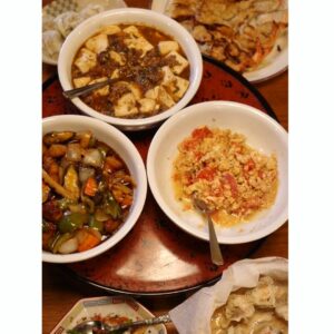 Yuki Mihara Instagram - チャイナパーティー🍜🇨🇳
ただ家で中華料理を作って食べただけなんだけど。
衣装をAmazonで買ったら大盛り上がりした⤴︎
まちょ最高😂😂😂(動画参照)

みなみチャン主導の中華料理めちゃくちゃ美味しかった〜❣️音楽かけて、ジャッキーチェン&少林サッカーをみた⚽️