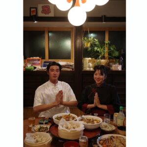 Yuki Mihara Instagram - チャイナパーティー🍜🇨🇳
ただ家で中華料理を作って食べただけなんだけど。
衣装をAmazonで買ったら大盛り上がりした⤴︎
まちょ最高😂😂😂(動画参照)

みなみチャン主導の中華料理めちゃくちゃ美味しかった〜❣️音楽かけて、ジャッキーチェン&少林サッカーをみた⚽️