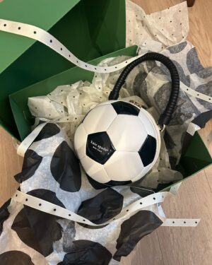 Yuki Mihara Instagram - 👔☕️🆒
サッカーボール型のバッグ、サッカーボールすぎてかなりテンション上がった。
古着屋でみつけたスヌーピーのTシャツは、ラグランで首が詰まったかたちもロゴも結構ヤバい🔥🫶