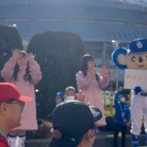 Yuki Mihara Instagram - 名古屋ウィメンズマラソン
42.195km 完走🏅🩵

この大会、8回目の完走！だけど
出産してからも完走できた今回は
今までとはまた全然意味も感動も違うんだ☺️

みなみも9回目の完走だね！
毎回足を痛めても、走り続けるみなみ🥹
この8年のうちに私たちの生活もライフステージも大きく変わったけど、続けてるってすごくない？✌️

われらがGOGIRLも
出走した総勢45名、全員完走👏😭🩵
みんな、すばらしすぎる。感動です！

それぞれのドラマがある42.195km。
やっぱマラソンっていいよな〜と
思ってしまいました！

ボランティアの皆さん、沿道で応援してくれた皆さん、たくさんサポートしてくださったNewBalanceとBOOMERのみなさんのおかげです。ありがとうございました！！