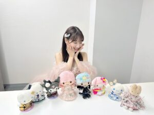Yuki Kashiwagi Instagram - ♡➸➸➸♡➸➸➸♡

AKBの天才衣装チーム、
オサレカンパニーの皆さんから卒業のお祝いに
こーんな可愛いプレゼントをいただきました🥲✨

わたしの大好きなサンリオキャラクターたちが
わたしの好きなAKB衣装を着てるんです🥹🤍

可愛すぎ！！愛おしい！！！🥲🫶🏻
ずーーーっと大切にします🎁💐

@osarecompany