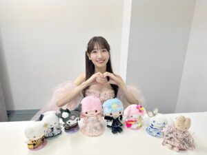 Yuki Kashiwagi Instagram - ♡➸➸➸♡➸➸➸♡

AKBの天才衣装チーム、
オサレカンパニーの皆さんから卒業のお祝いに
こーんな可愛いプレゼントをいただきました🥲✨

わたしの大好きなサンリオキャラクターたちが
わたしの好きなAKB衣装を着てるんです🥹🤍

可愛すぎ！！愛おしい！！！🥲🫶🏻
ずーーーっと大切にします🎁💐

@osarecompany