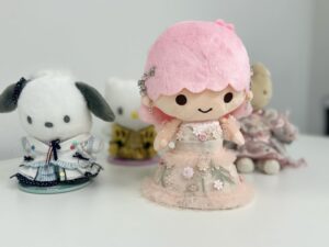 Yuki Kashiwagi Instagram - ♡➸➸➸♡➸➸➸♡

AKBの天才衣装チーム、
オサレカンパニーの皆さんから卒業のお祝いに
こーんな可愛いプレゼントをいただきました🥲✨

わたしの大好きなサンリオキャラクターたちが
わたしの好きなAKB衣装を着てるんです🥹🤍

可愛すぎ！！愛おしい！！！🥲🫶🏻
ずーーーっと大切にします🎁💐

@osarecompany
