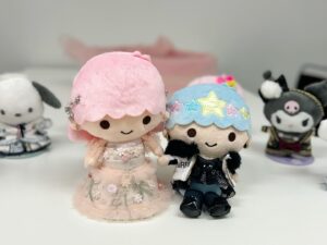 Yuki Kashiwagi Instagram - ♡➸➸➸♡➸➸➸♡

AKBの天才衣装チーム、
オサレカンパニーの皆さんから卒業のお祝いに
こーんな可愛いプレゼントをいただきました🥲✨

わたしの大好きなサンリオキャラクターたちが
わたしの好きなAKB衣装を着てるんです🥹🤍

可愛すぎ！！愛おしい！！！🥲🫶🏻
ずーーーっと大切にします🎁💐

@osarecompany