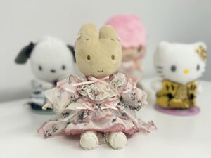 Yuki Kashiwagi Instagram - ♡➸➸➸♡➸➸➸♡

AKBの天才衣装チーム、
オサレカンパニーの皆さんから卒業のお祝いに
こーんな可愛いプレゼントをいただきました🥲✨

わたしの大好きなサンリオキャラクターたちが
わたしの好きなAKB衣装を着てるんです🥹🤍

可愛すぎ！！愛おしい！！！🥲🫶🏻
ずーーーっと大切にします🎁💐

@osarecompany