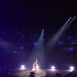 Yuki Kashiwagi Instagram - ⋆⸜ ⚘ ⸝⋆

劇場公演曲リクエストアワー
セットリストベスト30🏆✨

AKB48に入って初めていただいたソロ曲
「夜風の仕業」が1位にランクインしました！🎉

2010年から13年間、
大切に歌ってきた大好きな曲なので
昨日、武道館でソロで歌わせていただけたことが
本当に夢みたいでした。

17年間のAKB人生の中で「選抜総選挙」など
いろんなタイミングでたくさんの順位を
いただいてきましたが、ファンの皆さんのおかげで
初めて【1位】をいただくことができました😭✨

本当に嬉しい！！とありがとうございます！！という
気持ちです🥲✨

これからも大切に歌い続けます🎤

さぁ今日は武道館コンサート最終日！！
楽しむぞーー！！✊🩷