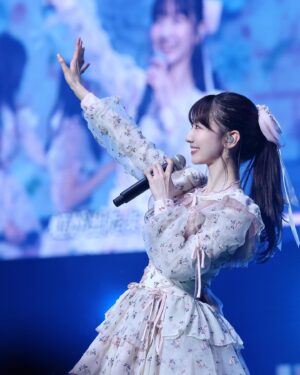 Yuki Kashiwagi Instagram - ༝༚┈❁┈༚༝

カラコンウインクの衣装かわいすぎるね💐
