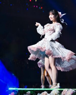 Yuki Kashiwagi Instagram - ༝༚┈❁┈༚༝

カラコンウインクの衣装かわいすぎるね💐