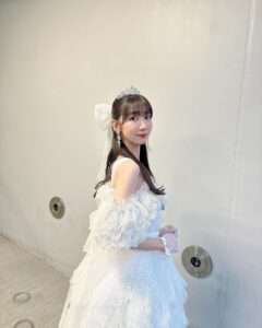 Yuki Kashiwagi Instagram - 🤍 ⸝꙳ 卒業コンサートのOP衣装🦢🫧 お姫様みたいな衣装、、🥲🤍 リボンにティアラまで用意してくれました！！ わたしはオサレカンパニーさんが作ってくださる AKB48の衣装が世界で1番大好き！！！！！！