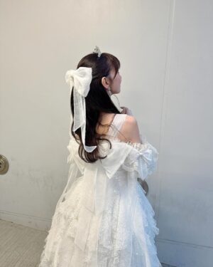 Yuki Kashiwagi Instagram - 🤍 ⸝꙳

卒業コンサートのOP衣装🦢🫧

お姫様みたいな衣装、、🥲🤍
リボンにティアラまで用意してくれました！！

わたしはオサレカンパニーさんが作ってくださる
AKB48の衣装が世界で1番大好き！！！！！！