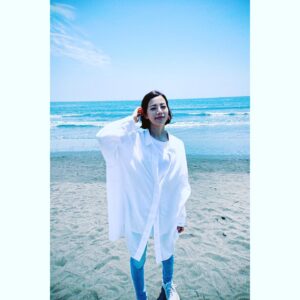 Yuki Sakurai Instagram - 皆様こんにちは

海、砂浜、白シャツ、デニム、そして青い空。

もう爽やかしか詰まってない

たまには私も爽やかな風を吹かせたいです

ただ今日、眉毛濃

　　　　　　　　　　　　　　　　　　　桜井

※すみません。。編集しようとしたら間違えて削除してしまいましたので再度投稿しました。。