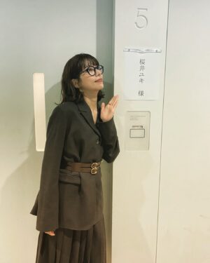 Yuki Sakurai Instagram - 皆様こんにちは。

昨夜の真犯人フラグ、観てくださってありがとうございました。

押し入れを開ける事が出来わたしもスッキリしました。隠し事はいけませんね

そしてそして今日は、19時〜「有吉ゼミ2時間SP」に出演させて頂きます。

そこで一つ皆様に事前報告がありまして

この収録の日、右目が頑固な充血を起こしておりまして少々お見苦しい桜井となっております。すみません。

よろしくお願い致します。

毎回この名前札の前で写真撮りたくなるのは何故だろう

　　　　　　　　　　　　　　　　　　　桜井