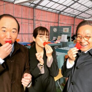 Yuki Sakurai Instagram - ハッ

前回の更新から気付いたらこんなに経っていたんですね。

皆様お元気でしょうか。桜井はモリモリ元気です。

イチケイのカラスもリコハイも観てくださってありがとうございます。

イチケイの良い写真があったのでこちらを。

大先輩のお二人と苺を頬張りました。

の巻

とか言ってたらお腹すいたので桜井は今から苺アイス食べます。

皆様、良い夜をお過ごし下さい。

　　　　　　　　　　　　　　　　　　　桜井