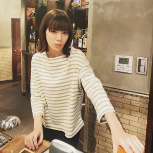 Yuki Sakurai Instagram - 皆様こんばんは。

先日、私の写真集を撮影して下さったカメラマンのアンディさんが東京タワーで写真展を開催していると聞き、るんるんしてふらっと観に行ってきました。

そしたら、ふらっと寄ったらしいアンディさんと入り口でばったり。

こういうの、素敵です。

そして言うまでもなく写真展も素敵でした。

アンディさん、また撮って欲しいなあ

そしてそして今日この後は真犯人フラグ。

残り3話となり、物語がぐいー
んと加速します。

残りの撮影も、全力で朋子ります。

そんな中、スタッフさんの目を盗んで至上の時に侵入。朋子は通報されますね

あと、押し入れ、いつまでも秘密にしててごめんなさい

という事で、最近の桜井は。でしたー

　　　　　　　　　　　　　　　　　　　　桜井