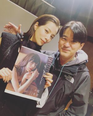 Yuki Sakurai Instagram - 写真集イベント、オンラインに参加してくださった皆様、写真集を購入して下さった方々、本当にありがとうございました。

とても楽しい時間でした。

遠くからお越しくださった方もたくさんいて、本当に有り難く、嬉しさに溢れたルンルンな1日でした。

写真は、お忙しい中遊びに来てくださったカメラマンのアンディさん。

本当に素晴らしい写真を撮られる大尊敬の方なのに、とても気さくで撮影中もたくさん笑わせてくださいました。

素晴らしいスタッフさん達に支えられて出来きあがった写真集。まだまだたくさんの方に見て頂きたいです。

年末年始に食べ過ぎて、写真集と全然違うじゃんって言われない様に気をつけます

と、言いながら食後のクロワッサンを食べるの巻

　　　　　　　　　　　　　　　　　　　　　桜井