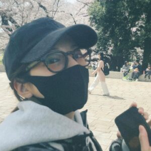 Yuki Sakurai Instagram - 皆様こんばんは

最近お家で映画を見ながらわさびのり太郎を食べるのにハマってます、桜井です

コンビニで30枚大人買いしちゃったりなんかしちゃってます

さて、桜がさよならしてしまうまえにわたしもアップさせてください

行きましたよ、お花見。

あいにく今日は雨ですが、雨で散った桜も美しいです

さ、わさびのり買いにいこーっと

　　　　　　　　　　　　　　　　　　　　🌸井