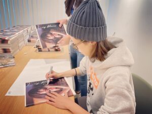 Yuki Sakurai Instagram - 一つ一つ、想いを込めて大切に書かせて頂いております。なう

届け、この想い。

桜井ユキって書きすぎて、桜井ユキって誰だってなってます

ゲシュタルト崩壊

写真集を予約してくださった皆様、イベントやサイン入りに応募してくださった皆様、本当にありがとうございます。

　　　　　　　　　　　　　　　　　　桜井