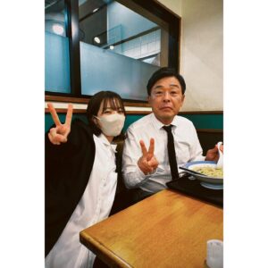Yuki Sakurai Instagram - 皆様こんばんは

今夜は11時より「ボーイフレンド降臨！」放送です。

撮影の合間に投稿文を考え

↑
まで書いてたら10分前になってしまった。しまった

という事でボコリンよろしくお願い致します。

写真は我らの癒し社長、光石さん。

桜井はかりんとう食べながら帰ります

ボリボリ

ボコリン

　　　　　　　　　　　　　　　　桜井