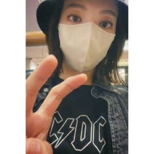 Yuki Sakurai Instagram - 皆様こんにちは

今日も暑いですね。

暑いですが、今日はテンションぶち上がりな出来事があったので桜井は俄然元気です

わたしが愛してやまない、推しの柴犬君動画のこむぎとわらびという子達がいるのですが。

なんと、今日動画を観てましたら、私が以前出演させていただいた「柴公園」という映画を観られていたんです。

という事は、ですよ

こむぎとわらび様に私の姿を見ていただけたという事ですよね

声を聞いていただけたという事ですよね

もう、最高です。ありがとうございます。

これで明日も仕事頑張れます

はあ、うれし。

嬉し過ぎて自撮りしちゃったよ

　　　　　　　　　　　　　　　　　　桜井