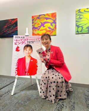 Yukino Yamamoto Instagram - 🩷
さきほど、本のお渡し会を終えました。
200人の方が来てくださり、おひとりおひとりとお話できて、夢のような時間でした！

お渡し会、最後のひとりは母😂
私よりピンクでした！笑

「毎朝元気をもらっています」「1日の活力です」と、
みなさんから嬉しい言葉ばかりもらい、
こんな自分でも、誰かに元気や笑顔を届けられているのだと、込み上げるものがありました。

本を書くということは、今日につながっていたんだなと思うほど、
私がみなさんから力をいただき、もっと頑張りたいと心から思いました！
アナウンサーになってよかったです！

油断すると、泣いてしまいそうなお渡し会でした。
こんな幸せな気持ちにしていただき、本当にありがとうございます！

そして、なかなかネットニュースにならない私ですが笑
今日はたくさんの記者の方が来てくださり、緊張で支離滅裂な私のコメントを素敵な記事にしてくださいました。
改めて感謝申し上げます！

わざわざ来てくれた古田さん！🥹
スタッフさんや親友たち。
まるで結婚式のようでした😂
本当にありがとう！

ご尽力くださった蔦屋書店のみなさま、ワニブックスのみなさま、本当にありがとうございました！！

#ホップステーップピンク
#山本雪乃ができるまで

みなさま、お手紙やお花、プレゼントも本当にありがとうございます。