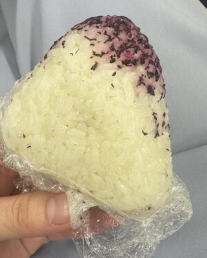 Yukino Yamamoto Instagram - 🐥
こんばんは！
おにぎりと、焼き鳥と、
今日兄と父と姪と食べた餃子です🥟

#衣装 : @loveless___official 
@ladymade_official 

🍙福井の梅こぶ茶💓