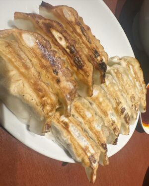 Yukino Yamamoto Instagram - 🐥
こんばんは！
おにぎりと、焼き鳥と、
今日兄と父と姪と食べた餃子です🥟

#衣装 : @loveless___official 
@ladymade_official 

🍙福井の梅こぶ茶💓