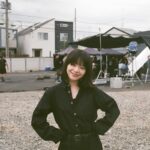 Yukino Kishii Instagram - 内山拓也監督作品 映画「若き見知らぬ者たち」 インターナショナルビジュアルが解禁されました。 ２０２４　１０／１１　公開です🎬 こんな映画のポスター、みたことないでしょう。公式Instagramも開設されました。 アートディレクターは井上嗣也さん フォトグラファーは吉田多麻希さんです☺️ #若き見知らぬ者たち 💐 早く観てもらいたいなあ。 たのしみにしていてください！！！ わたしは絶賛舞台稽古中です。こちらもアツいです。🔥