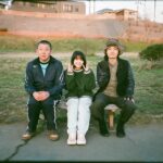 Yukino Kishii Instagram - 奥山由之監督作品 アット・ザ・ベンチ第二編に出演しました。 ひさびさの16ミリフィルム。 フィルム🎞️に縁がある、と思う。思いたい。 撮影は数年ぶりにご一緒した今村圭佑さん。 何かを作るとき、さまざまな役割を背負ったスタッフがいつもそばにいてくれる。 自分は蓮見さんの書いた　よんでるときはとても楽しいがおぼえるにはなんてまわりくどく甘噛み必至の長台詞（！）をおぼえるのに大変苦労しましたが、 カメラ後ろでみんながずっとわらってて、それがなぜか懐かしく感じて、ただ、なんか良いなって空気がありました。 今週お休みのひとも、働くひとも、ぜひ息抜きに見てください。 わたしといえば今けっこう忙しくしてて、でもちゃんと生活もしてる。 身体に気をつけてください。 ずいぶん暑くなったけど日焼け止め塗ってひなたに出るといいよ。 「アット・ザ・ベンチ」第2編「まわらない」 出演：岸井ゆきの / 岡山天音 / 荒川良々 監督：奥山由之脚本：蓮見翔（ダウ90000） 制作プロダクション：Spoon