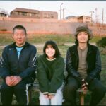Yukino Kishii Instagram - 奥山由之監督作品 アット・ザ・ベンチ第二編に出演しました。 ひさびさの16ミリフィルム。 フィルム🎞️に縁がある、と思う。思いたい。 撮影は数年ぶりにご一緒した今村圭佑さん。 何かを作るとき、さまざまな役割を背負ったスタッフがいつもそばにいてくれる。 自分は蓮見さんの書いた　よんでるときはとても楽しいがおぼえるにはなんてまわりくどく甘噛み必至の長台詞（！）をおぼえるのに大変苦労しましたが、 カメラ後ろでみんながずっとわらってて、それがなぜか懐かしく感じて、ただ、なんか良いなって空気がありました。 今週お休みのひとも、働くひとも、ぜひ息抜きに見てください。 わたしといえば今けっこう忙しくしてて、でもちゃんと生活もしてる。 身体に気をつけてください。 ずいぶん暑くなったけど日焼け止め塗ってひなたに出るといいよ。 「アット・ザ・ベンチ」第2編「まわらない」 出演：岸井ゆきの / 岡山天音 / 荒川良々 監督：奥山由之脚本：蓮見翔（ダウ90000） 制作プロダクション：Spoon