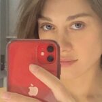 Yuliya Frants Instagram - Преодолев свою лень, залечив пару травм, которые я получила несколько лет назад, постепенно начинаю возвращать свои мышцы в порядок. Мне предстоит большая работа и это радует потому как спустя два месяца занятий словила себя на подзабытом ощущении подъёма энергии после спорта, хотя по моей трясущейся походке из-за зала так прямо и не скажешь😅 В детстве я мечтала заниматься каким-нибудь видом боевых искусств, но у меня не было такой возможности и несмотря на то, что сейчас я владею сценическим боем-мечту пока я так и не исполнила. Я осознанно, постепенно вливаюсь и подготавливаю свой организм с помощью нагрузок, работой на растяжку, чтобы все же попробовать новое направление исключительно для себя-безусловно это не закрытый гештальт. Направление пока не выбрано, так что, если вы что-то знаете о них (тавтология мое все😅), то напишите. Буду благодарна🤪Я тут даже не дилетант, а полный ноль)