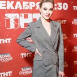 Yuliya Frants Instagram - Эдуард Суровый, спасибо , что ты есть! 😅 А Вобще, хотела сказать огромное спасибо всем причастным к этому проекту за тонкий, хороший юмор, за фильм . Вечер смеха был потрясающим ! Обязательно к просмотру 💯 @tnt_online ❤️❤️❤️❤️