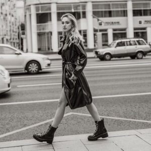 Yuliya Frants Instagram - Немного фактов обо мне: 
1. Я хожу как мужик. Твёрдой не женственной походкой 😂 (Моя мама всегда пыталась с этим бороться).
2. Я пью много кофе. Точнее с 6 лет я пью его ежедневно ☝🏽
3. Я обожаю водить машину и ездить одна. Я получаю удовольствие от одиночества. 
4. Несмотря на мою внешность, у меня мужской склад характера . В жизни я достаточно ироничный и в чем-то жёсткий человек. 
5. Я не люблю банальное женское общение о мальчиках, красоте, личной жизни других и тд. Не нуждаюсь в подобной женской дружбе.
6. Я не люблю готовить и могу это делать только тогда, когда душа  очень попросит)
7. У меня отец и 4 дяди – осетины. Люди бизнеса, без приставки «шоу» 😂

А теперь те, кто подписан на меня, напишите хотя бы один факт о себе💀
