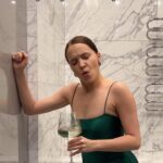 Yuliya Khlynina Instagram - Те, кто кайфуют на вечеринках, вы нормальные?! Те, кто ходят вынуждено как на работу и восстанавливаются все выходные - к вам вопросов нет 🙋🏻‍♀️🍸🍸🍸😅
